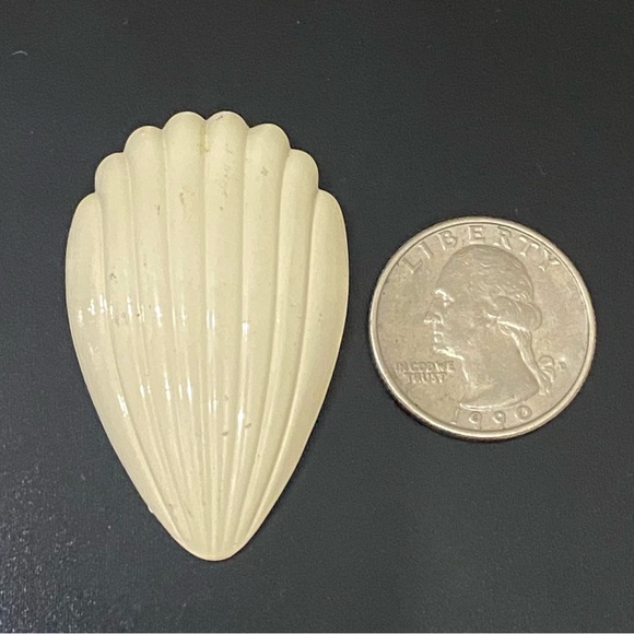 Vintage LIEBA USA Enameled Shell-Shaped Gold-tone Scarf Clip 13g. - Picture 3 of 12